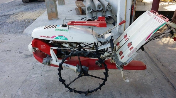รถดำนา YANMAR รุ่น AP200 เก่าญี่ปุ่น  ดำนา 2 แถว  ขนาดกระทัดรัด สภาพสวยมาก  เครื่องยนต์ติดง่าย สภาพพร้อมใช้งาน ไม่เคยใช้งานในไทย