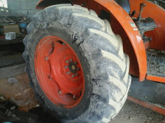 รถไถ KUBOTA 7040  ,  2 เพลา    ( รถทำงาน 3,xxx ชม. )    สนใจติดต่อ  081 - 6079515