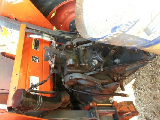 รถไถ KUBOTA 7040  ,  2 เพลา    ( รถทำงาน 3,xxx ชม. )    สนใจติดต่อ  081 - 6079515