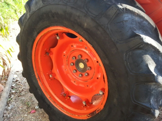 รถไถ KUBOTA 7040  ,  2 เพลา    ( รถทำงาน 3,xxx ชม. )    สนใจติดต่อ  081 - 6079515