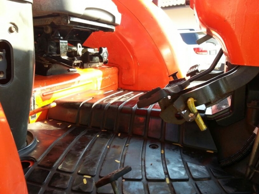 รถไถ KUBOTA 7040  ,  2 เพลา    ( รถทำงาน 3,xxx ชม. )    สนใจติดต่อ  081 - 6079515