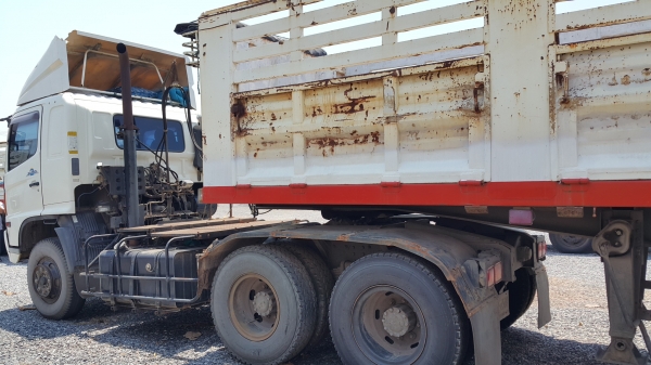 ขายรถหัวลาก 10 ล้อ 2 เพลา พร้อมหางคอกไม่ดั้ม 2 เพลา HINO 320 ปี.ธ.ค-46 รถสวยเดิมๆ ราคา1650000 มี 3 ชุด สนใจรีบจองด่วน