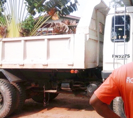 MITSUBISHI FUSO FK 165 HP 6D14 หกล้อดั๊มพ์ กระบะดั๊มพ์เหล็ก 6 ตันความยาว 3.80 เมตรสภาพสวยเดิมๆพร้อมบรรทุกได้เลยครับ เครื่องยนต์แน่นแรงดีไม่เยิ้ม หัวเก๋งอย่างสวยเดิมบางดีมากครับภายในเก๋งคอนโซลสวยครบ แอร์ พวงมาลัยเพาเวอร์ ช่วงล่างใหญ่คัชซีสวยไม่มีบวม ยาง 9.