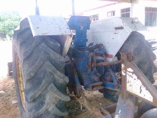 FORD 77 - T5 รถไถเพลาเดียว อุปกรณ์เพียบครับ มีใบดันหน้า,ผานพรวน 6,ผานพรวน 3 สภาพดีมากครับพร้อมใช้งานได้เลย เครื่องยนต์แรงดีกำลังไม่ตกเครื่องไม่เยิ้ม ระบบเกียร์ใช้งานง่ายไม่มีปัญหา ช่วงล่างยางสภาพดีประมาณ 65\% เอกสารเล่มทะเบียนครบพร้อม ราคาต่อรองได้ครับ