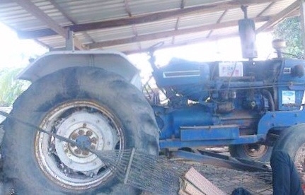 FORD 77 - T5 รถไถเพลาเดียว อุปกรณ์เพียบครับ มีใบดันหน้า,ผานพรวน 6,ผานพรวน 3 สภาพดีมากครับพร้อมใช้งานได้เลย เครื่องยนต์แรงดีกำลังไม่ตกเครื่องไม่เยิ้ม ระบบเกียร์ใช้งานง่ายไม่มีปัญหา ช่วงล่างยางสภาพดีประมาณ 65\% เอกสารเล่มทะเบียนครบพร้อม ราคาต่อรองได้ครับ