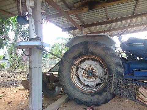 FORD 77 - T5 รถไถเพลาเดียว อุปกรณ์เพียบครับ มีใบดันหน้า,ผานพรวน 6,ผานพรวน 3 สภาพดีมากครับพร้อมใช้งานได้เลย เครื่องยนต์แรงดีกำลังไม่ตกเครื่องไม่เยิ้ม ระบบเกียร์ใช้งานง่ายไม่มีปัญหา ช่วงล่างยางสภาพดีประมาณ 65\% เอกสารเล่มทะเบียนครบพร้อม ราคาต่อรองได้ครับ