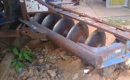 FORD 77 - T5 รถไถเพลาเดียว อุปกรณ์เพียบครับ มีใบดันหน้า,ผานพรวน 6,ผานพรวน 3 สภาพดีมากครับพร้อมใช้งานได้เลย เครื่องยนต์แรงดีกำลังไม่ตกเครื่องไม่เยิ้ม ระบบเกียร์ใช้งานง่ายไม่มีปัญหา ช่วงล่างยางสภาพดีประมาณ 65\% เอกสารเล่มทะเบียนครบพร้อม ราคาต่อรองได้ครับ