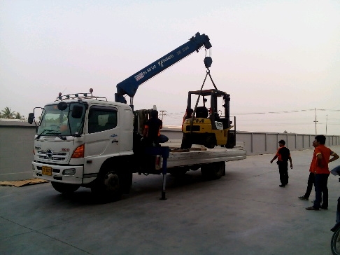 รถเฮี้ยบรับจ้าง รถเครนรับจ้าง ขนย้ายรถโฟคคลิฟท์ รถยกให้เช่า ขนส่งรถยก