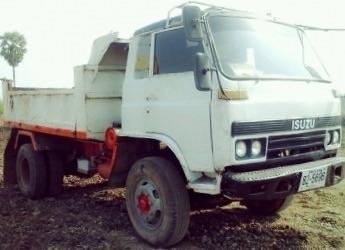 ISUZU TX 165 HP 6BD1 หกล้อดั๊มพ์ กระบะดั๊มพ์เหล็ก 6 ตันความยาว 3.80 เมตรสภาพดีไม่ผุพร้อมบรรทุกได้เลยครับ เครื่องยนต์แรงดีไม่มีเยิ้ม หัวเก๋งสวยๆภายในเก๋งคอนโซลครบพร้อม แอร์ พวงมาลัยเพาเวอร์ ช่วงล่างคัชซีมีดามทั้งสองข้างไม่มากครับพร้อมใช้งาน ยาง 9.00 ขอบ 2