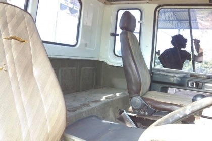 ISUZU ROCKY FTR 175 HP 6BG1 ปี 38 รถบรรทุกหกล้อใหญ่ เทรลเลอร์ท้ายลาดมีหางพับไฮดรอลิกส์ขึ้นรถเกี่ยวข้าวและสามารถขึ้นรถแบ็คโฮร PC 60 ได้เลยครับ เครื่องยนต์ 175 แรงเครื่องแรงดีไม่มีเยิ้มครับ หัวเก๋งสวยเดิมบางๆภายในเก๋งคอนโซลครบพร้อม พวงมาลัยเพาเวอร์ ระบบเบรค