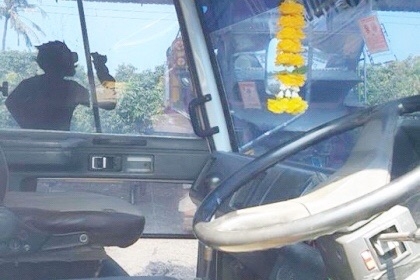 ISUZU ROCKY FTR 175 HP 6BG1 ปี 38 รถบรรทุกหกล้อใหญ่ เทรลเลอร์ท้ายลาดมีหางพับไฮดรอลิกส์ขึ้นรถเกี่ยวข้าวและสามารถขึ้นรถแบ็คโฮร PC 60 ได้เลยครับ เครื่องยนต์ 175 แรงเครื่องแรงดีไม่มีเยิ้มครับ หัวเก๋งสวยเดิมบางๆภายในเก๋งคอนโซลครบพร้อม พวงมาลัยเพาเวอร์ ระบบเบรค