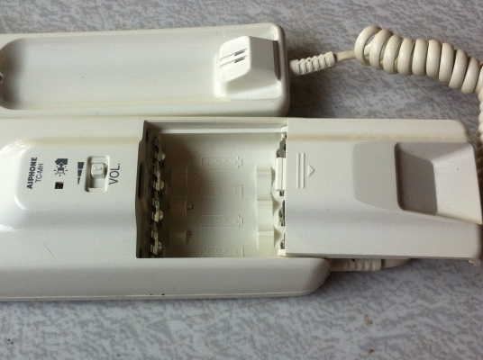 ขุดโทรศัพท์อินเตอร์คอมใข้สือสารกับตัวลูก ใข้ติดหน้าประตูบ้านเพื่อคุยกับคนหน้าบ้านก่อนเปิดประตูได้