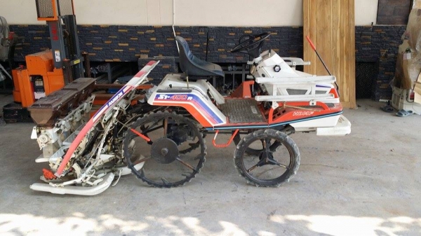 รถปลูกข้าวนั่งขับ KUBOTA รุ่น S1-400R เก่าญี่ปุ่น พร้อมกล่องหยอดปุ๋ยด้านท้าย ดำนา 4 แถว สภาพสวย เครื่องยนต์ติดง่าย สภาพพร้อมใช้งาน