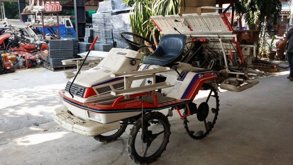 รถปลูกข้าวนั่งขับ KUBOTA รุ่น S1-400R เก่าญี่ปุ่น พร้อมกล่องหยอดปุ๋ยด้านท้าย ดำนา 4 แถว สภาพสวย เครื่องยนต์ติดง่าย สภาพพร้อมใช้งาน