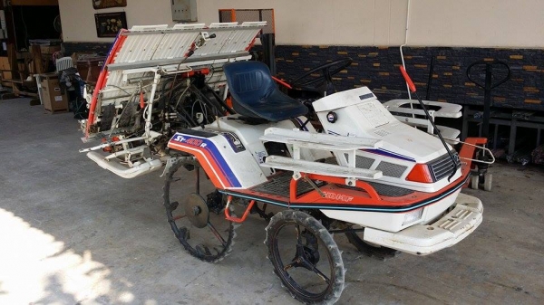 รถปลูกข้าวนั่งขับ KUBOTA รุ่น S1-400R เก่าญี่ปุ่น พร้อมกล่องหยอดปุ๋ยด้านท้าย ดำนา 4 แถว สภาพสวย เครื่องยนต์ติดง่าย สภาพพร้อมใช้งาน