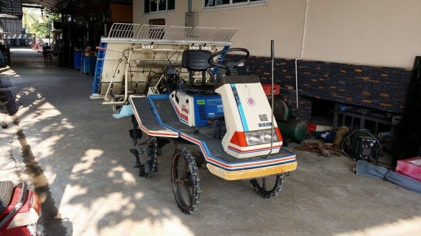 รถปลูกข้าวนั่งขับ ISEKI   รุ่น PA500D  เก่าญี่ปุ่น พร้อมกล่องหยอดปุ๋ยด้านท้าย ดำนา 5 แถว สภาพสวย เครื่องยนต์ติดง่าย สภาพสวยพร้อมใช้งาน