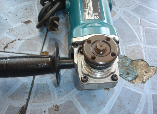 ขายเครื่องเจียรไฟฟ้า 5 นิ้ว 1050 วัตต์ Makita รุ่น GA5010