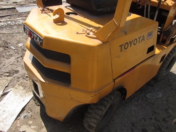 ขาย - รถยก โฟล์ทลิฟท์ TOYOTA: 2FGH 15  ขนาด 1.5 ตัน ราคาไม่ถึงแสนครับ