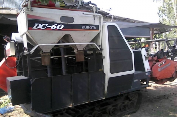 ขายรถเกี่ยวข้าวKUBOTA DC60 สภาพสวย ปี54 ช่วงล่างดี ทำงานเร็ว ใช้งานได้ทุกระบบ เล่มทะเบียนพร้อมโอน สนใจโทร 090-8588220คุณนะ 093-3258446คุณบิว ID:narong498 หรือ www.truck.in.th/498 หรือเพจFacebook ณรงค์ ซื้อขายรถมือสอง (เว็บไซต์ส่วนตัว)