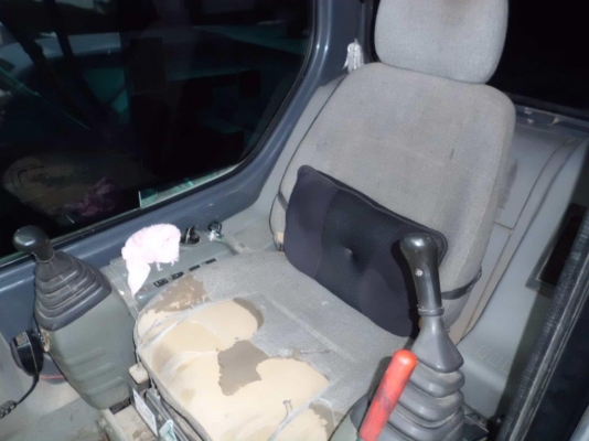 SK135SRSR-1ES YY04-0****  ปี2004  7423ชม. สภาพสวย แทรคก้อนยาง เครื่อง ISUZU BB-4BG1T ราคาไม่แพงครับ