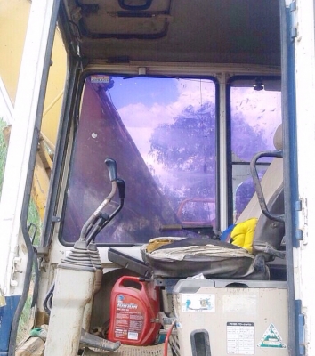 KOMATSU PC 120-5 เครื่องยนต์เดิมปั๊มเดิมๆแรงดีทำงานเร็วไม่โหลด รถบอดี้สวยพร้อมใช้งานได้เลยครับ ภายในเก๋งคอนโทรลยาวใช้งานง่ายคล่องตัวดี ภายนอกบูมอาร์มไม่ปะไม่ดาม ช่วงล่างเอวแน่น เฟลมไม่มีผุ สป็อกเก็ตสวยใช้ได้นาน โรลเลอร์โซ่บูทใบแทรกประมาณ 60\% พร้อมใช้งาน เ