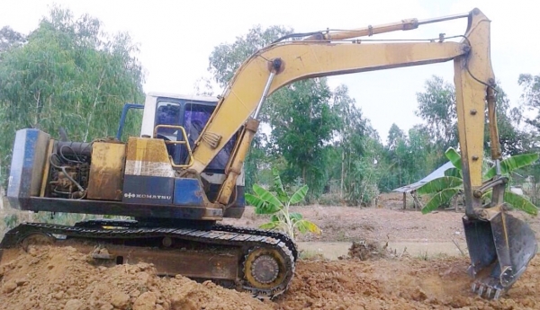 KOMATSU PC 120-5 เครื่องยนต์เดิมปั๊มเดิมๆแรงดีทำงานเร็วไม่โหลด รถบอดี้สวยพร้อมใช้งานได้เลยครับ ภายในเก๋งคอนโทรลยาวใช้งานง่ายคล่องตัวดี ภายนอกบูมอาร์มไม่ปะไม่ดาม ช่วงล่างเอวแน่น เฟลมไม่มีผุ สป็อกเก็ตสวยใช้ได้นาน โรลเลอร์โซ่บูทใบแทรกประมาณ 60\% พร้อมใช้งาน เ