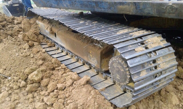 KOMATSU PC 120-5 เครื่องยนต์เดิมปั๊มเดิมๆแรงดีทำงานเร็วไม่โหลด รถบอดี้สวยพร้อมใช้งานได้เลยครับ ภายในเก๋งคอนโทรลยาวใช้งานง่ายคล่องตัวดี ภายนอกบูมอาร์มไม่ปะไม่ดาม ช่วงล่างเอวแน่น เฟลมไม่มีผุ สป็อกเก็ตสวยใช้ได้นาน โรลเลอร์โซ่บูทใบแทรกประมาณ 60\% พร้อมใช้งาน เ