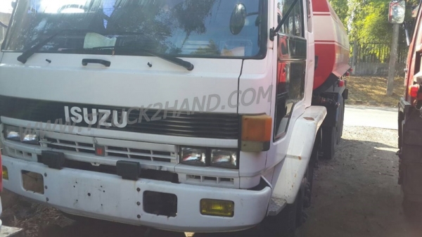 รถบรรทุกน้ำ  10 ล้อ  ยี่ห้อ ISUZU    น็อต  8 ตัว