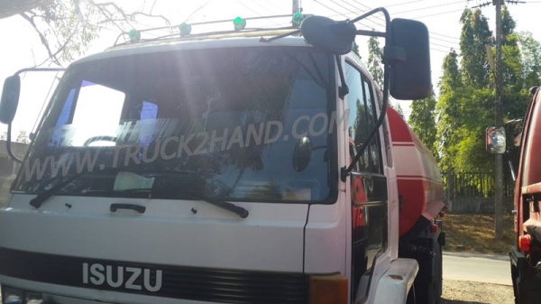 รถบรรทุกน้ำ  10 ล้อ  ยี่ห้อ ISUZU    น็อต  8 ตัว