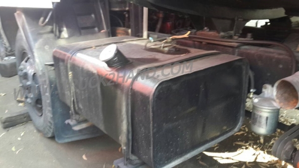 รถบรรทุกน้ำ  10 ล้อ  ยี่ห้อ ISUZU    น็อต  8 ตัว