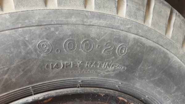 รถบรรทุกน้ำ  10 ล้อ  ยี่ห้อ ISUZU    น็อต  8 ตัว