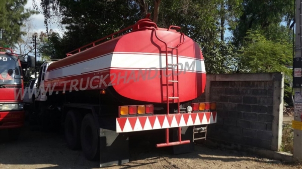 รถบรรทุกน้ำ  10 ล้อ  ยี่ห้อ ISUZU    น็อต  8 ตัว