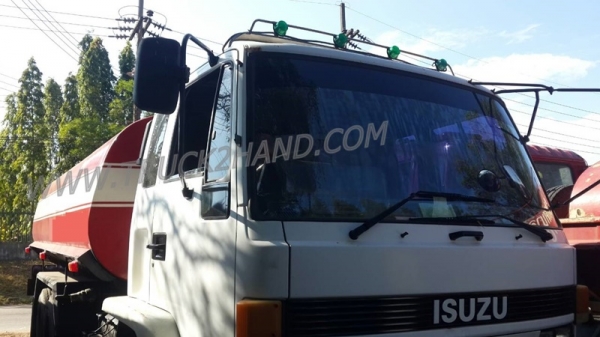 รถบรรทุกน้ำ  10 ล้อ  ยี่ห้อ ISUZU    น็อต  8 ตัว