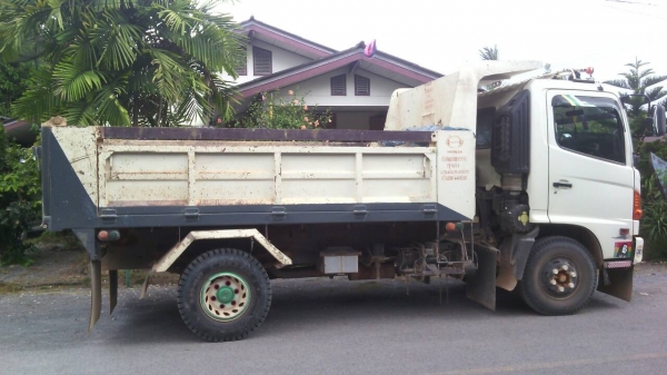 รถฮีโน่  6  ล้อดั้ม 150  แรงม้า.  ปี 50  ( รถวิ่ง 1xx,xxx กว่า กม. )   สนใจติดต่อ 081 - 6079515