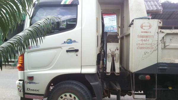 รถฮีโน่  6  ล้อดั้ม 150  แรงม้า.  ปี 50  ( รถวิ่ง 1xx,xxx กว่า กม. )   สนใจติดต่อ 081 - 6079515