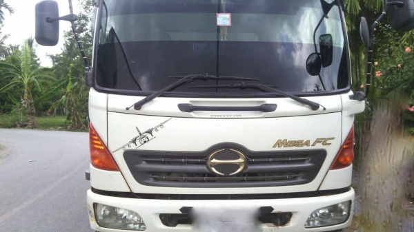 รถฮีโน่  6  ล้อดั้ม 150  แรงม้า.  ปี 50  ( รถวิ่ง 1xx,xxx กว่า กม. )   สนใจติดต่อ 081 - 6079515