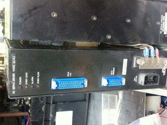 AC SERVO DIRVER อุปกรณ์ที่ใช้งาน ควบคุมความเร็ว  แรงบิดของมอเตอร์  ระยะทางในการเครื่อนที่ ของตัวมอเตอร์ได้