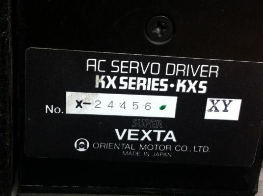 AC SERVO DIRVER อุปกรณ์ที่ใช้งาน ควบคุมความเร็ว  แรงบิดของมอเตอร์  ระยะทางในการเครื่อนที่ ของตัวมอเตอร์ได้