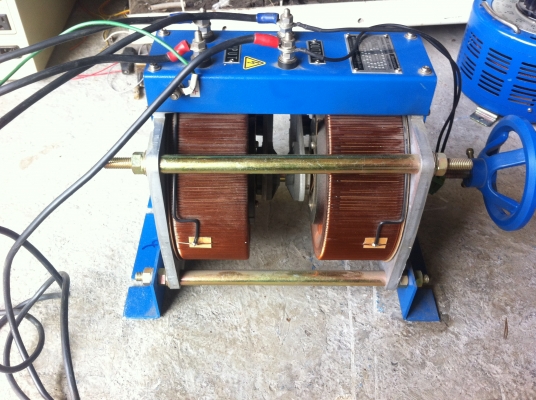 ขุดหม้อแปลงปรับแรงดันได้ตามต้องการ 0 - 260 V. จากญี่ปุ่น ขนาด 4 KVA. ( มี 5 ตัว)