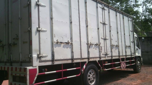 ISUZU-FTR รถบรรทุกตู้คอนเทนเนอร์ (6ล้อ) ปี 2548