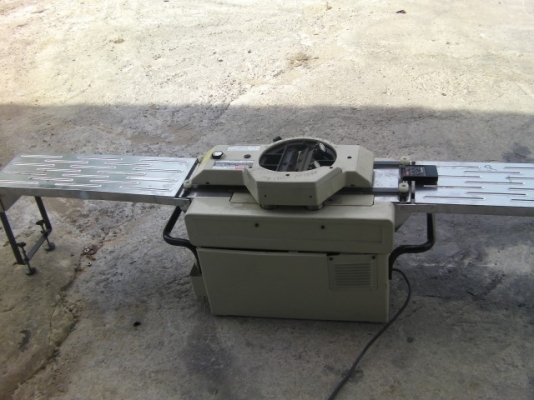 เครื่องปรับผิวไม้หมุนตามองศาตามความต้องการเหมาะสำหรับงานปราณีตใช้ง่ายมีรีโมตและเมนนวตของญี่ปุ่นแท้สภาพ90\%ยี่ห้อมาชิต้าพร้อมหม้อแปลงราคา 35,000บาท