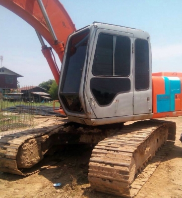 HITACHI EX 200-2 รถบอดี้สวยจัดพร้อมทำงานได้เลยครับ ไฟฟ้าเต็ม หน้าจอครบ แอร์เย็น เครื่องยนต์เดิมๆปั๊มเดิมเครื่องแห้งแรงดีไม่มีเยิ้ม ภายนอกบูมอาร์มสวยๆไม่มีปะ ช่วงล่างเอวแน่น โรลเลอร์โซ่บูทใบแทรกประมาณ 70\% พร้อมใช้งาน เอกสารใบอินวอยครบ ราคาต่อรองได้ครับ