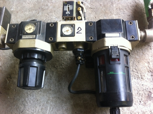 ขุดปรับแรงดันลม CKD ขนาดใหญ่และตัวดักน้ำดักฝุ่นดักน้ำมันแบบสองหลอดเพื่อดักจับ(เลือกได้ตามเลขหมายที่เขียนกำกับให้ได้เลย)