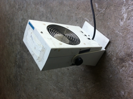 พัดลมผลิต ION อิออนคือประจุไฟลบ เพื่อลดการเกิดไฟฟ้าสถิตต่างและเพิ่มคุณภาพของอากาศให้ดีขึ้น