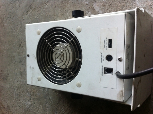 พัดลมผลิต ION อิออนคือประจุไฟลบ เพื่อลดการเกิดไฟฟ้าสถิตต่างและเพิ่มคุณภาพของอากาศให้ดีขึ้น