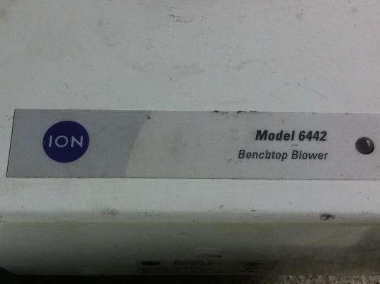 พัดลมผลิต ION อิออนคือประจุไฟลบ เพื่อลดการเกิดไฟฟ้าสถิตต่างและเพิ่มคุณภาพของอากาศให้ดีขึ้น