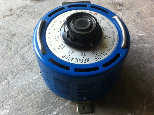 หม้อแปลงไฟปรับค่าได้  MATSUNAGA จากญี่ปุ่น INPUT 100 V.  OUTPUT 0-130 V. ขนาด  2 KVA.  20 A.