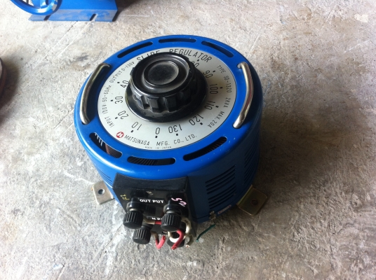 หม้อแปลงไฟปรับค่าได้  MATSUNAGA จากญี่ปุ่น INPUT 100 V.  OUTPUT 0-130 V. ขนาด  2 KVA.  20 A.