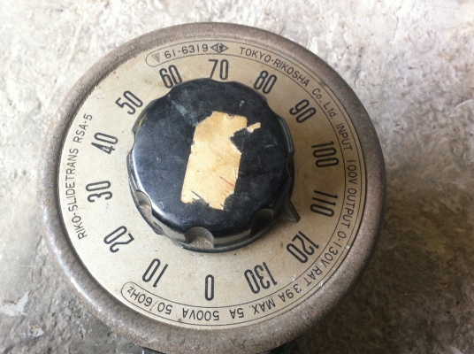 หม้อแปลงไฟปรับค่าได้ขนาด 500VA.  TOKYO-RIKOSHA  จากญี่ปุ่น INPUT 100 V.  OUTPUT 0-130 V. .  5 A.