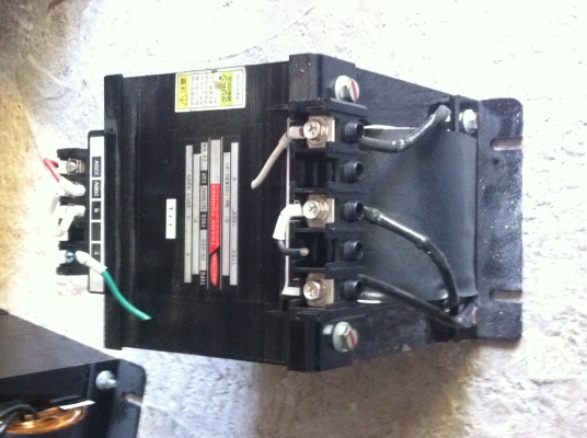 หม้อแปลงไฟจาก 200-220 V. เป็น 100-110 V. ยี่ห้อ AIHARA จากญี่ปุ่นขนาด 2 KVA.